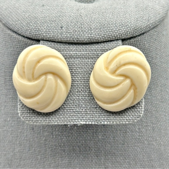 Vintage Oval Cream Ivory White Textured Swirl Wavy Knot Clip On Earrings - Picture 1 of 6
